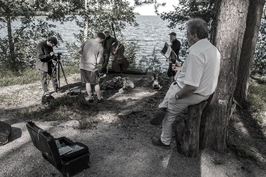 Sandeep Bhagwati sekä Tölöläbin ja Ensemble Extrakten muusikot kuvaavat ja äänittävät Nagori Rengakai -projektia Keiteleen rannalla Viitasaaren keskustan tuntumassa.