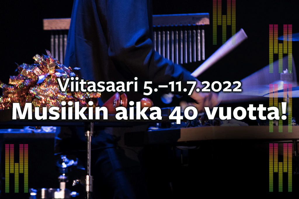 Teksti: Viitasaari 5.–11.7.2022. Musiikin aika 40 vuotta! Taustalla lyömäsoittaja ja Musiikin ajan tunnuksia.