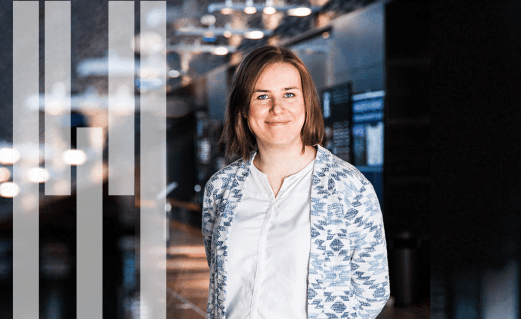 Musiikin ajan uusi toiminnanjohtaja Kerttu Piirto hymyilee kauniisti valaistussa aulatilassa.